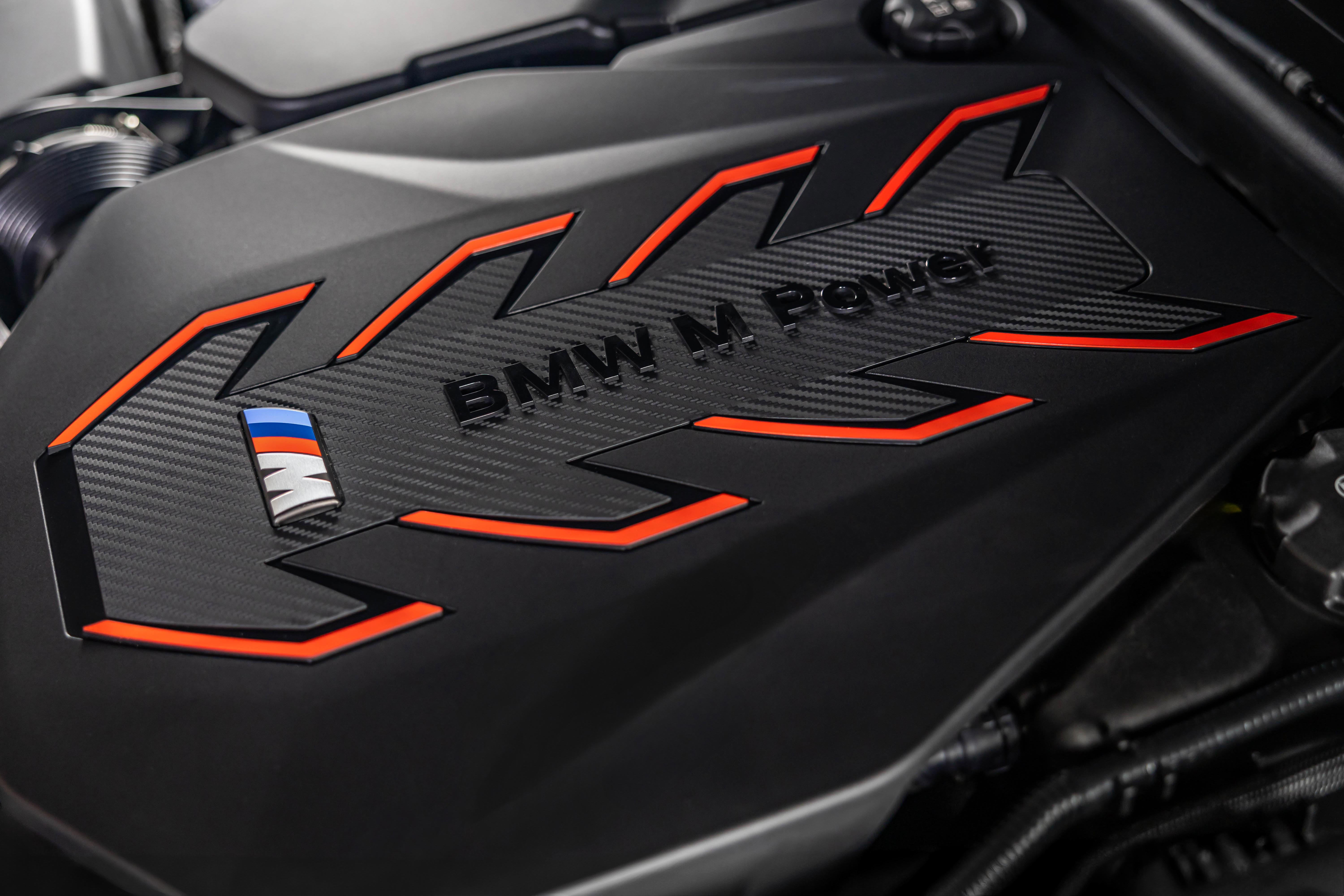 [新聞照片四] 4.4升M TwinPower Turbo V8引擎結合BMW eDrive插電式混合動力系統，釋放出727匹最大綜效馬力與1,000牛頓米扭力的驚人實力。